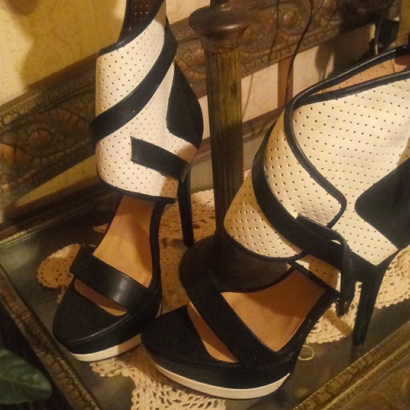 Black and white shoes - Picture 2 of 4